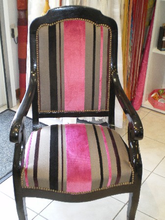 fauteuil Napoléon III peint laqué noir, velours et lin, finition cloutée