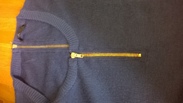 Retouche, création d'une fente pour pose de fermeture à glissière (milieu devant) sur pull en lainage destiné à pour une maman allaitante.