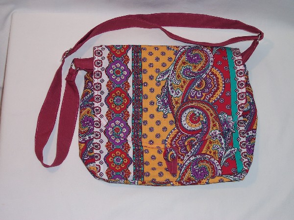 Ce sac de ville à bandoulière aux couleurs de la Provence est une réalisation sur mesure.<br />
La cliente a choisi le tissu, la forme et les caractéristiques du sac en fonction de ses besoins.