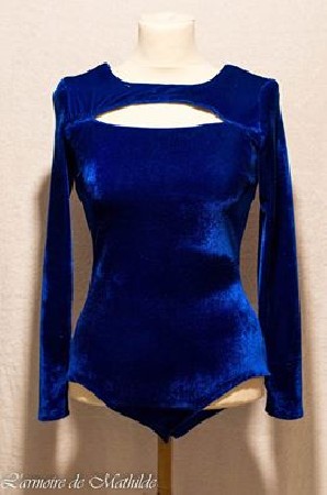 Body en velours de polyester bleu nuit crée sur mesure.