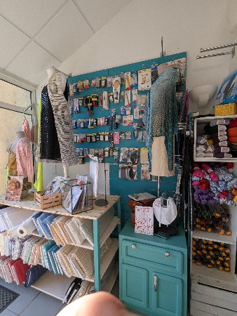 Petite boutique avec de la mercerie, tissus et laines et cotons en destockage.