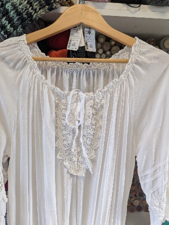 Haut que j'ai repris. Une couturi&egrave;re avait fait un mauvais travail. Elle avait simplement laiss&eacute; l'ancien &eacute;lastique et invent&eacute; des pinces mais franchement. Et voil&agrave; le r&eacute;sultat. Cliente ravie. La preuve elle revient.